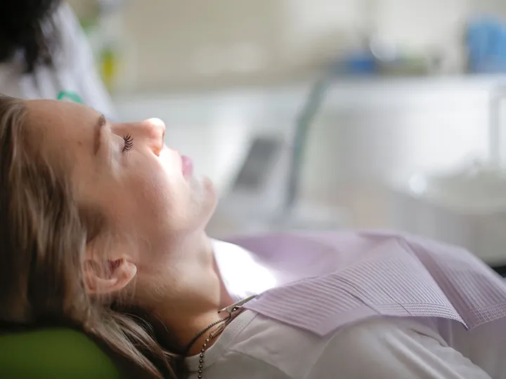 Paciente recostada en un sillón dental durante una consulta