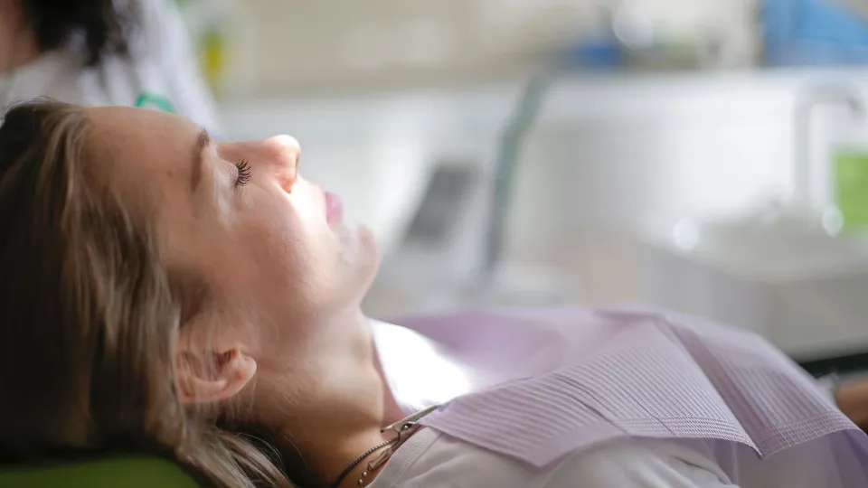 Paciente recostada en un sillón dental durante una consulta